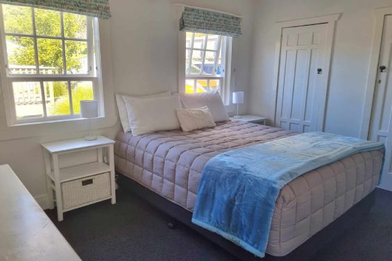 2-Bedroom Cottage queen-size bed